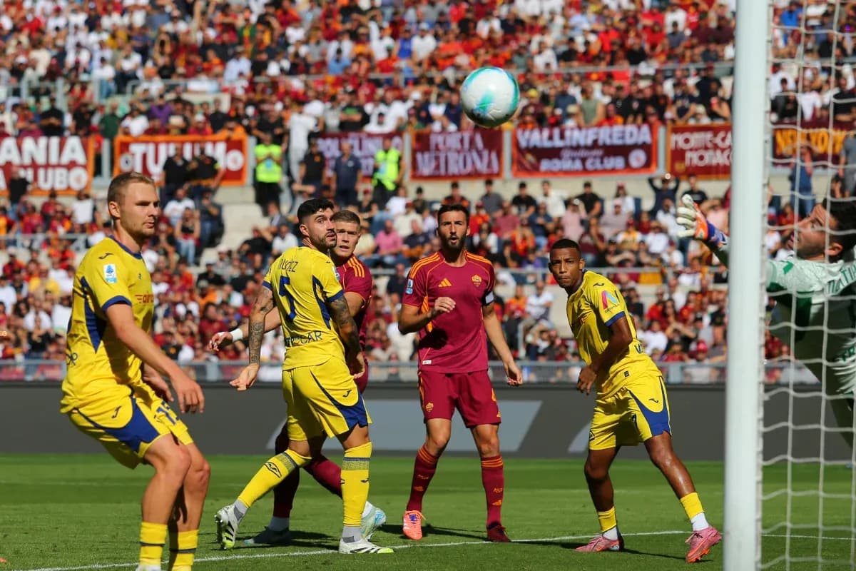 Players from Hellas Verona and AS Roma in action