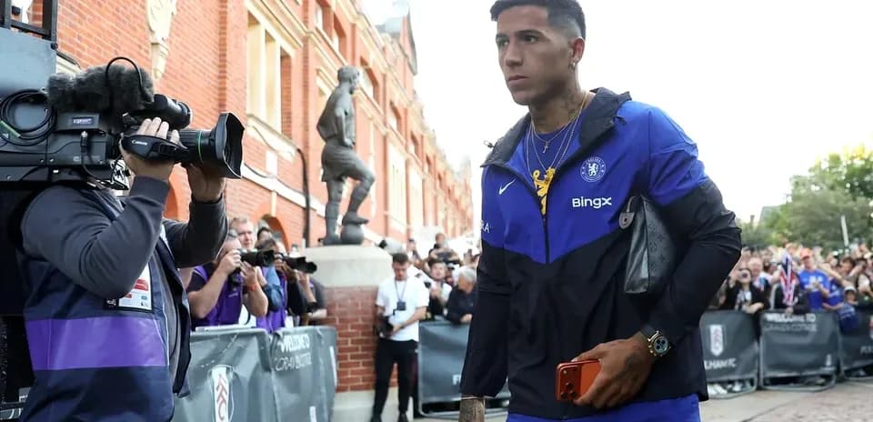 Player arriving at stadium with cameras present
