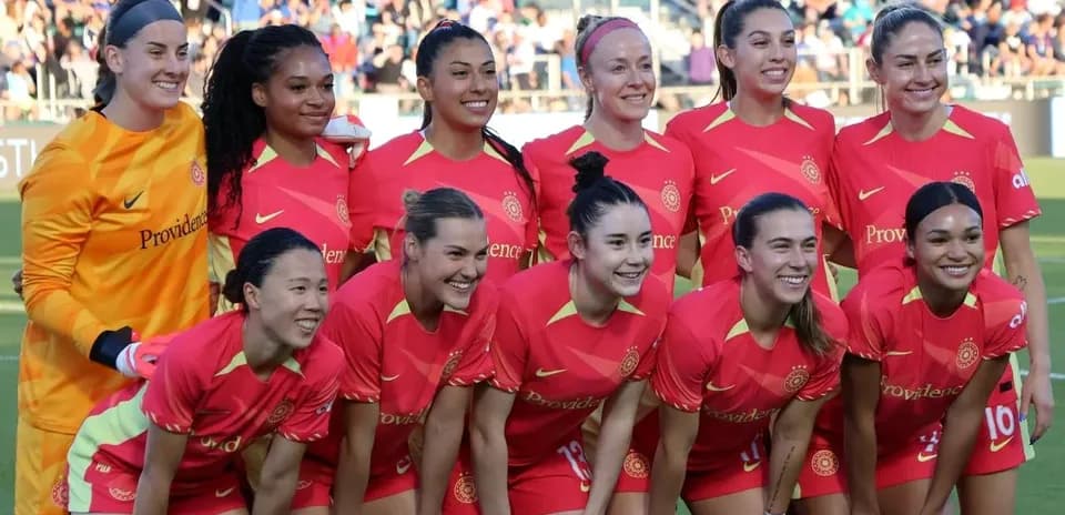 Portland Thorns W team posing for a photo