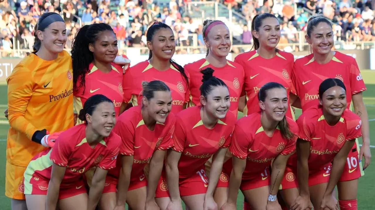 Portland Thorns W team posing for a photo