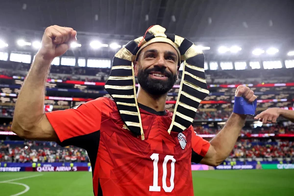 Player celebrating in Egyptian pharaoh headdress