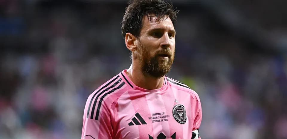 Lionel Messi wearing pink jersey during match