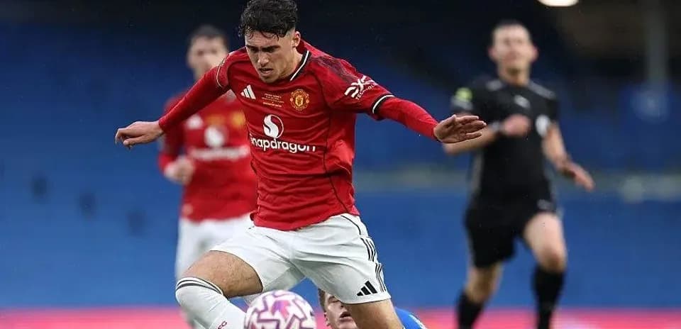Player from Manchester United sliding for the ball