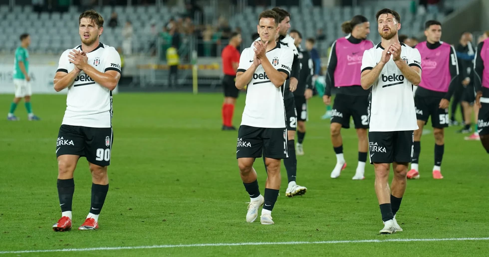 Beşiktaş players applauding fans after match