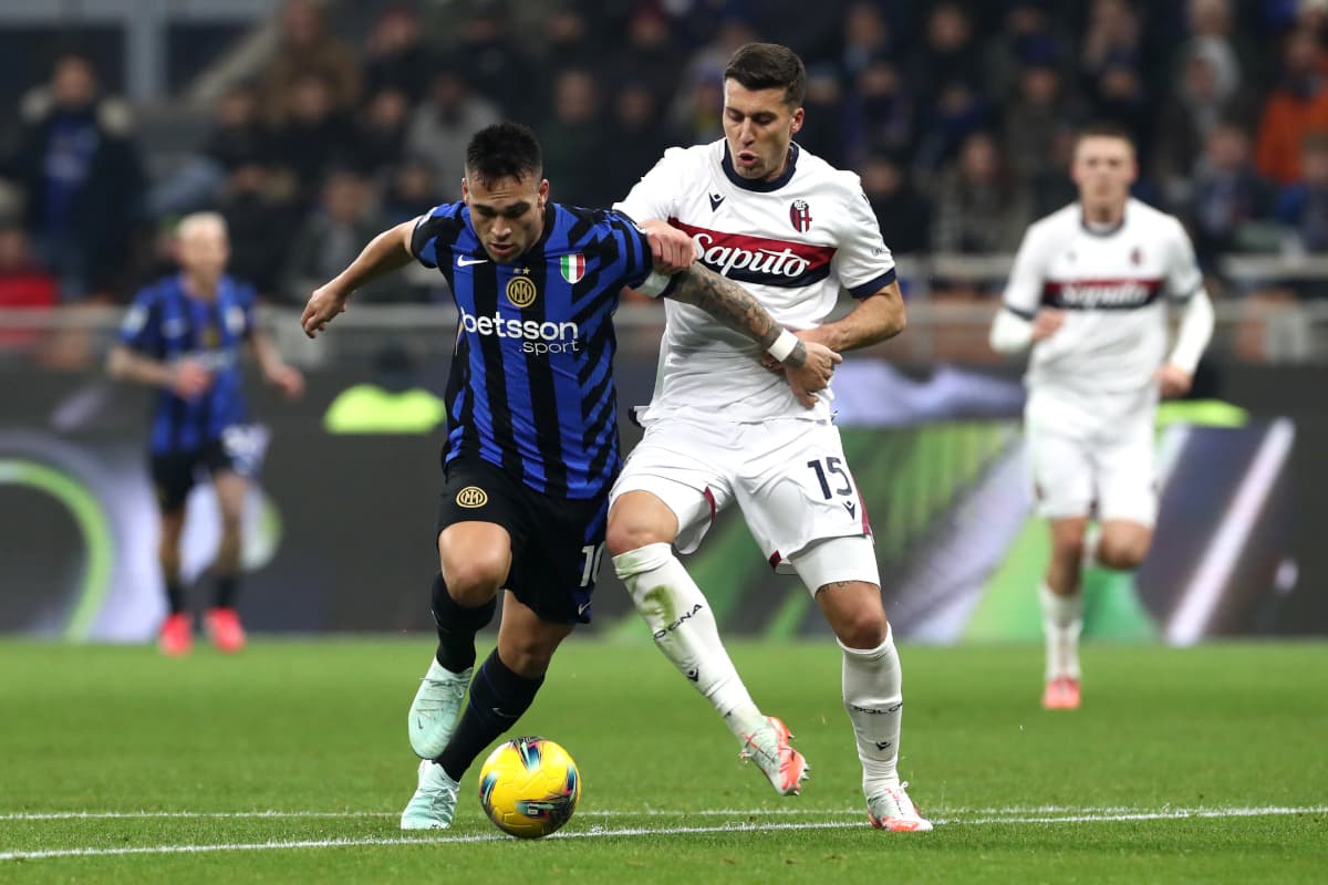 Lautaro Martinez battling for the ball against Bologna