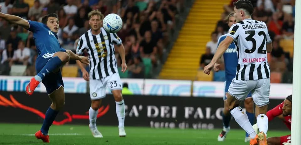 Player kicking ball during Udinese vs Como match