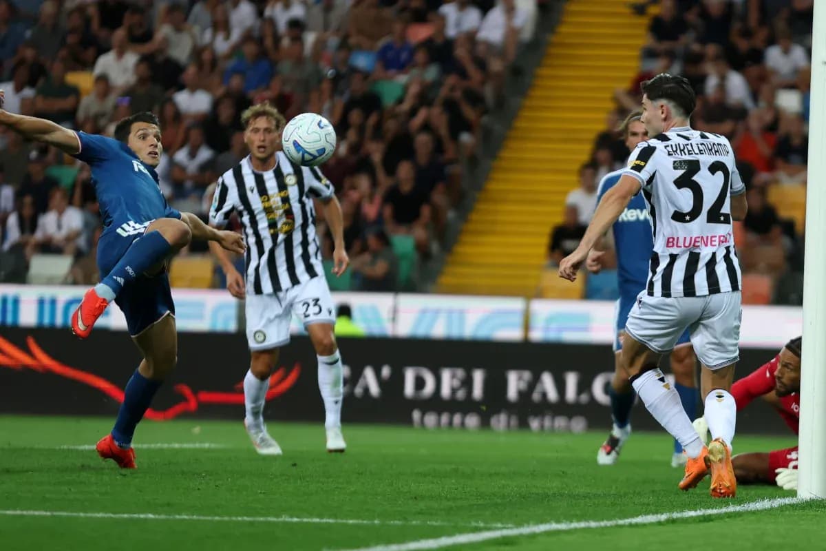 Player kicking ball during Udinese vs Como match