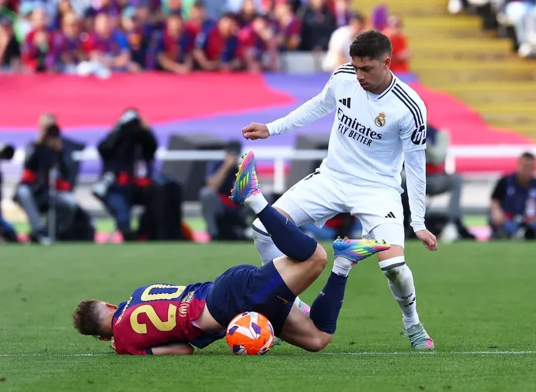 Barcelona player falls during El Clásico match
