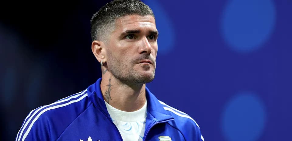 Player in blue jacket with Argentina emblem