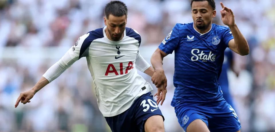 Player from Tottenham challenges Everton opponent