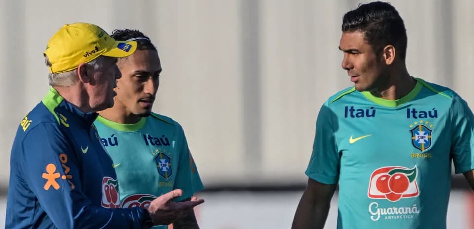 Coach discussing with two Brazilian players during training