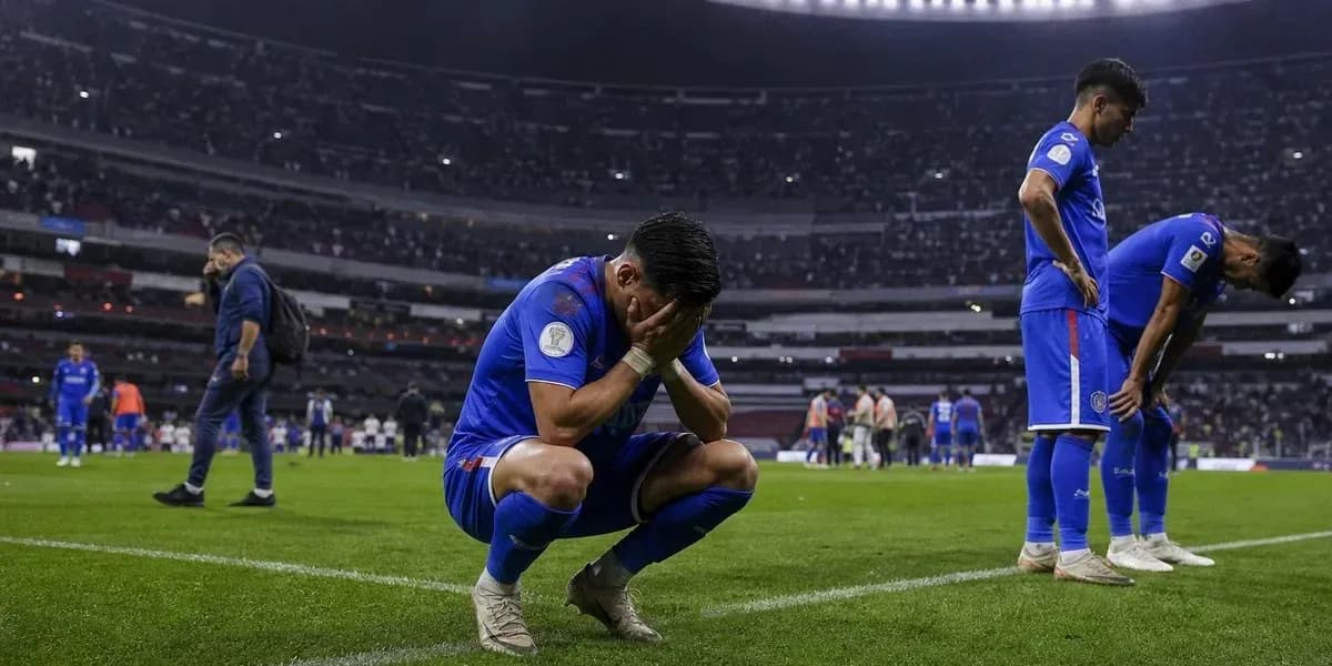 Cruz Azul players reacting after match defeat