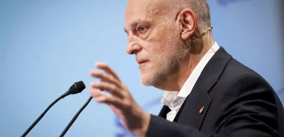 Speaker gesturing during a press conference presentation