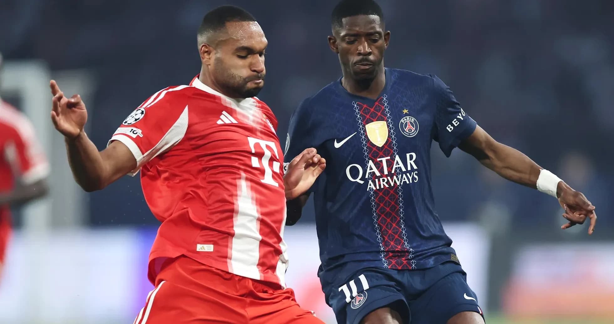 Bayern player challenges PSG opponent for the ball