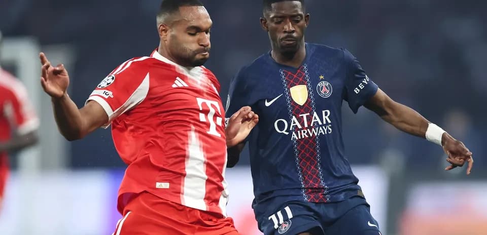 Bayern player challenges PSG opponent for the ball