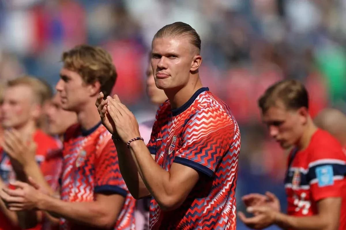Norwegian players applauding during a match