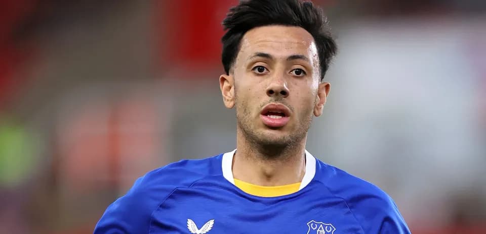 Player in Everton jersey running on the pitch
