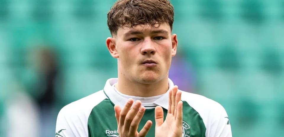 Player applauding in Hibernian team jersey