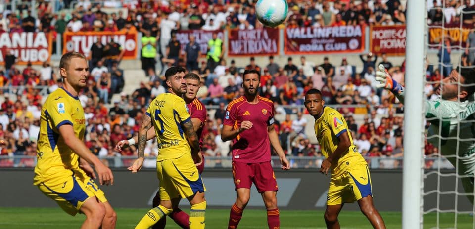 Hellas Verona players watching a cross during match