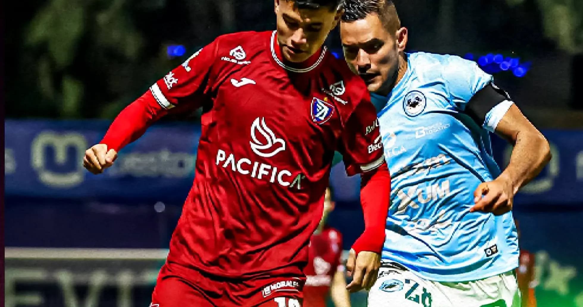 Players competing for the ball in Liga de Expansión MX