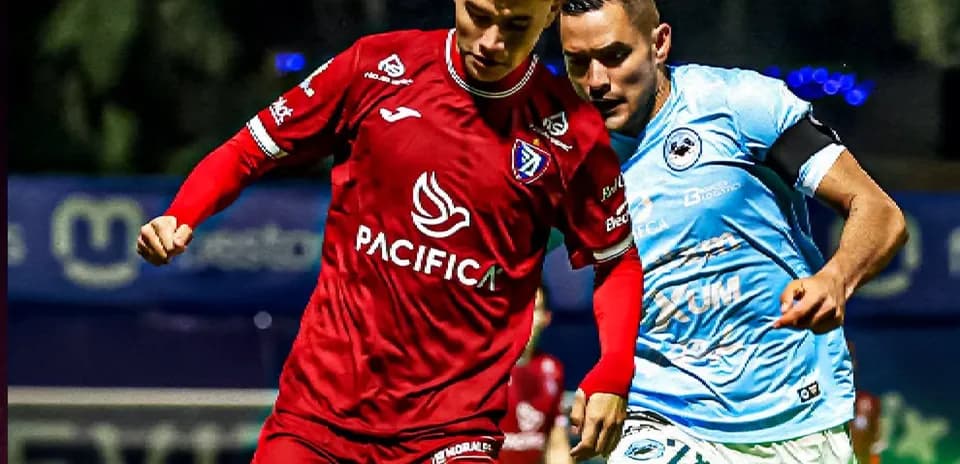 Players competing for the ball in Liga de Expansión MX