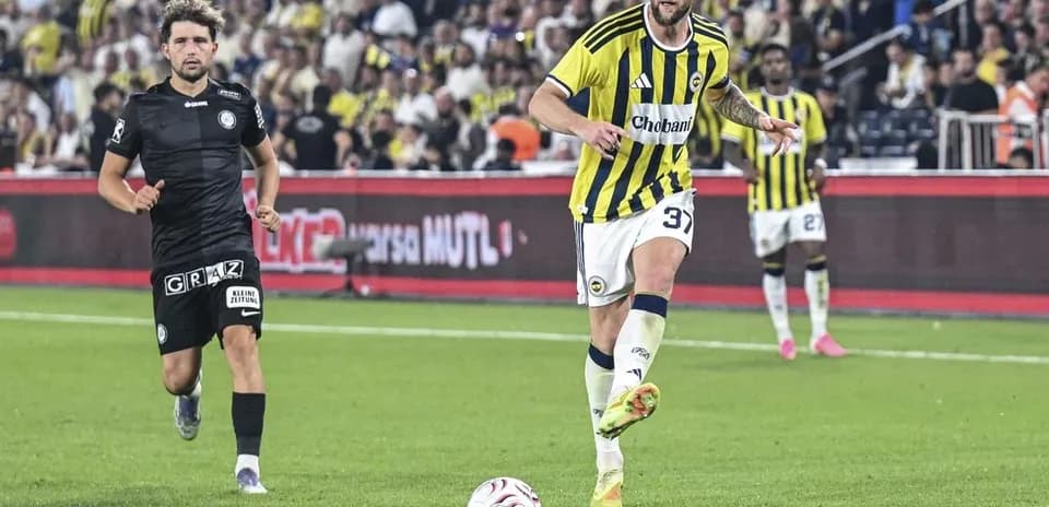 Fenerbahçe player running with the ball