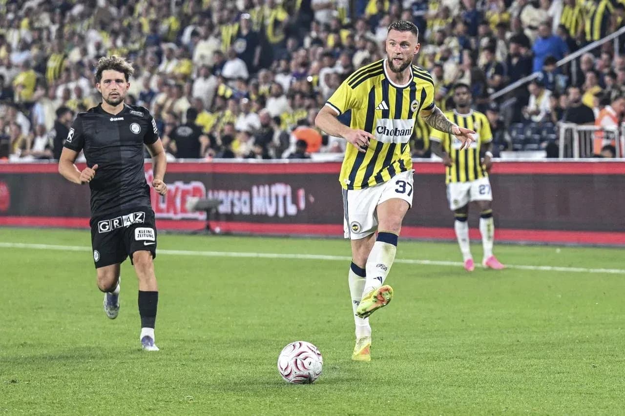 Fenerbahçe player running with the ball