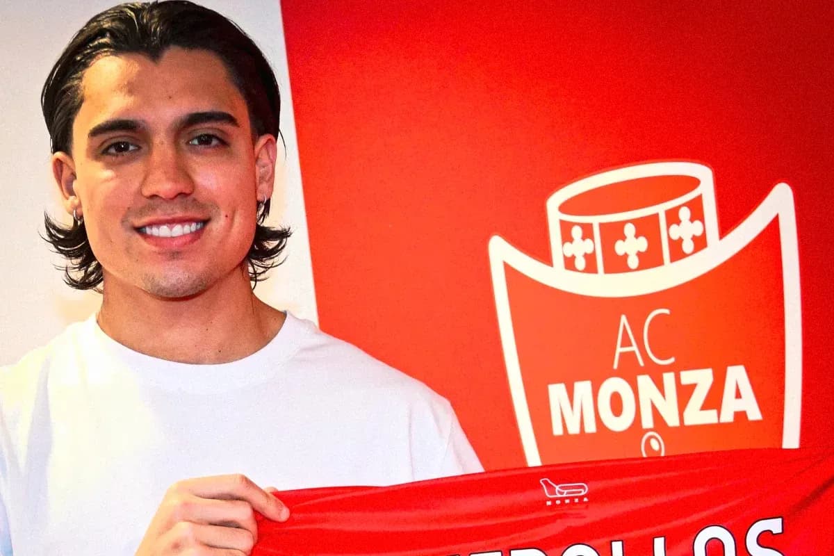 Player holding AC Monza scarf during announcement