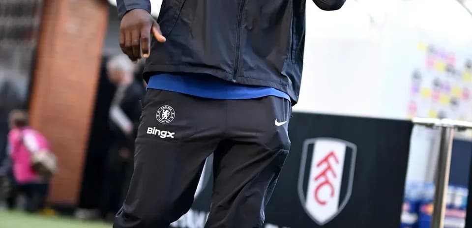 Player arriving at stadium in Chelsea training gear