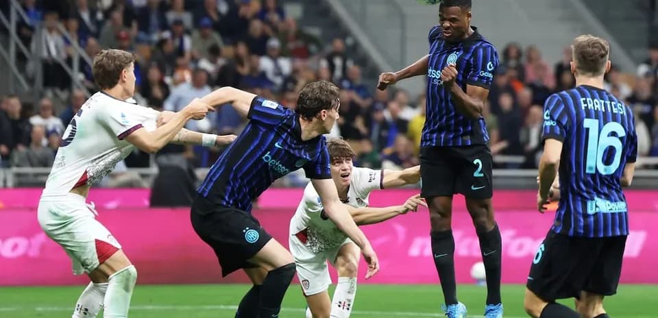 Players competing for the ball during Cagliari vs Inter