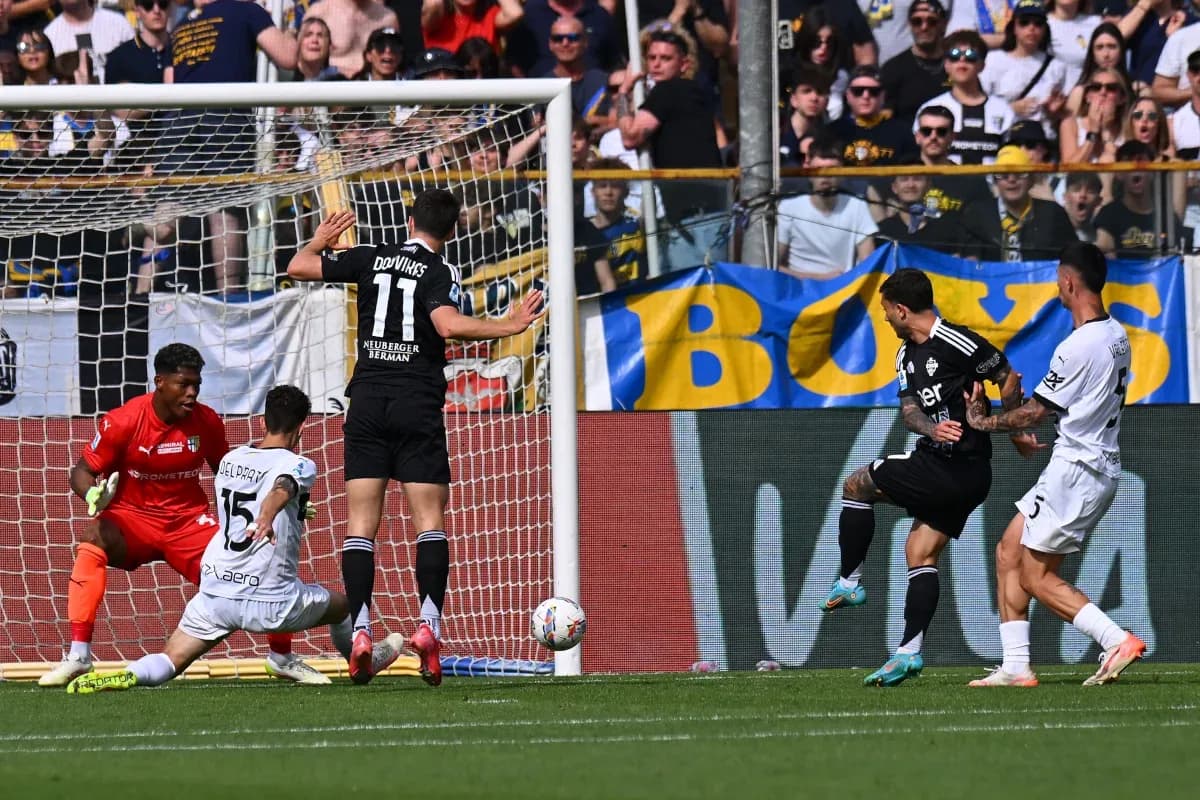 Como vs Parma match action near the goal