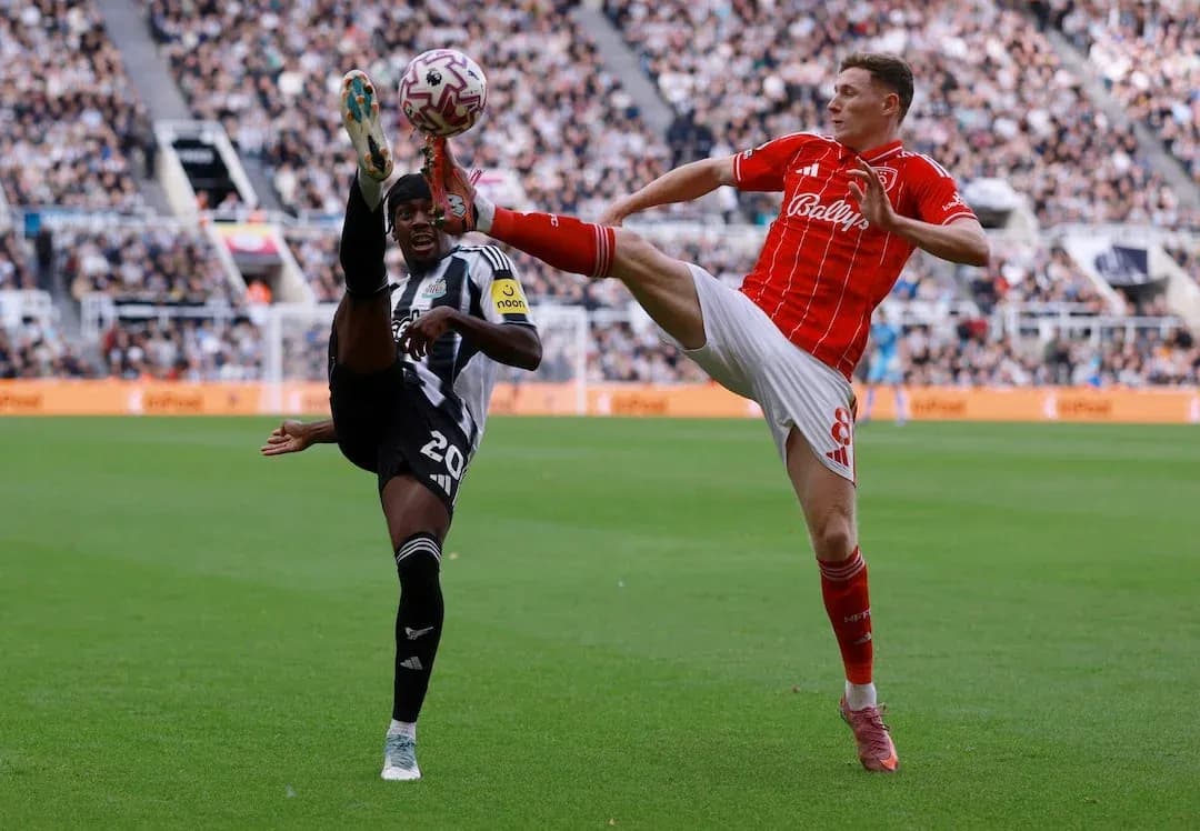 Players contesting for the ball during match