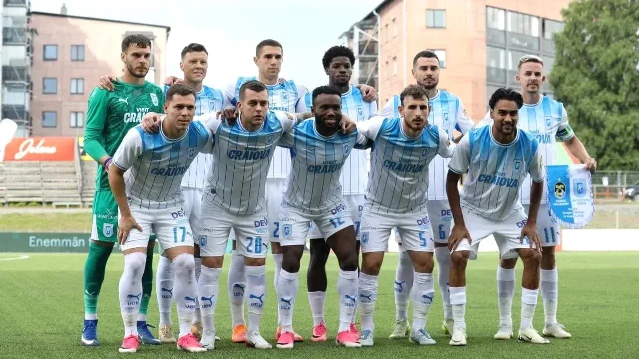 Universitatea Craiova team photo before match