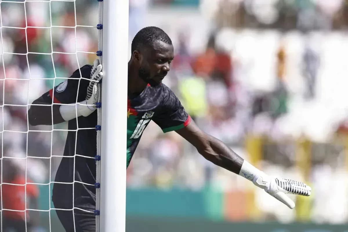 Goalkeeper signaling from behind the goalpost