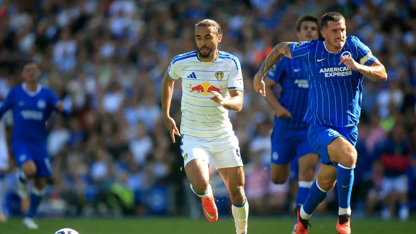 Leeds and Brighton players sprinting for the ball