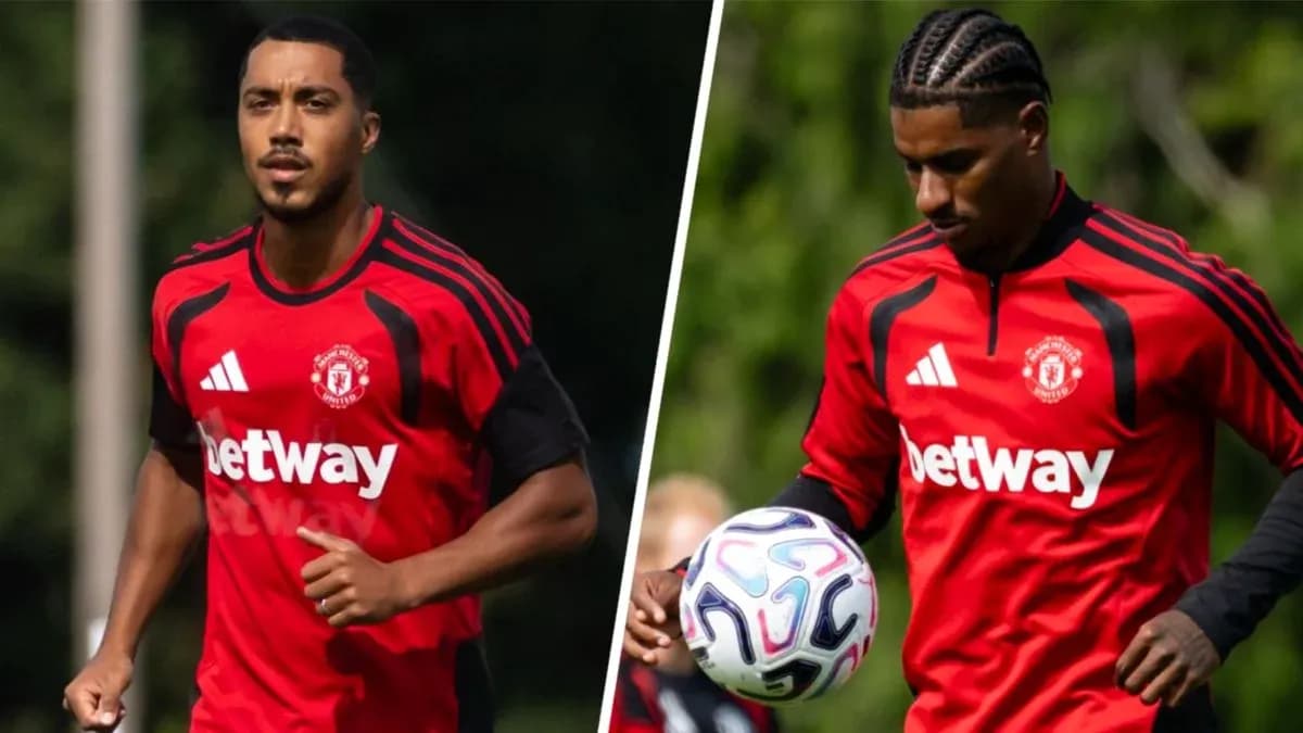 Two players training in Manchester United jerseys