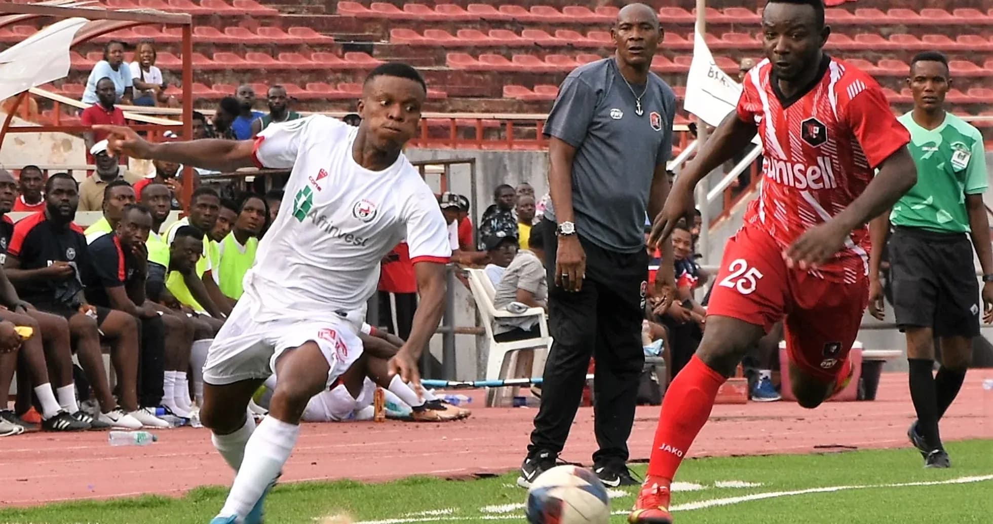 Enugu Rangers player dribbling against Abia Warriors