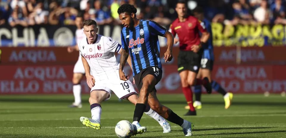 Atalanta player dribbling past Bologna defender