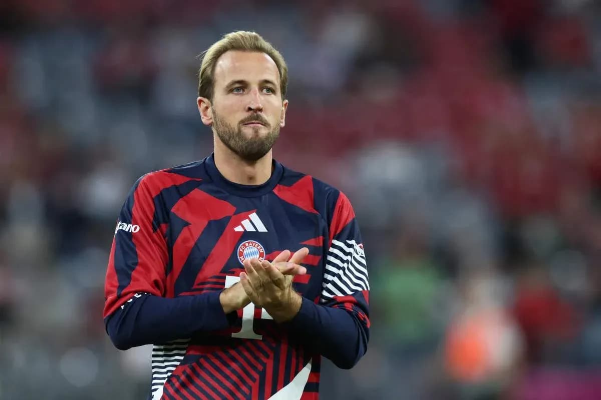 Player applauding while wearing Bayern Munich jersey Player applauding while wearing Bayern Munich jersey