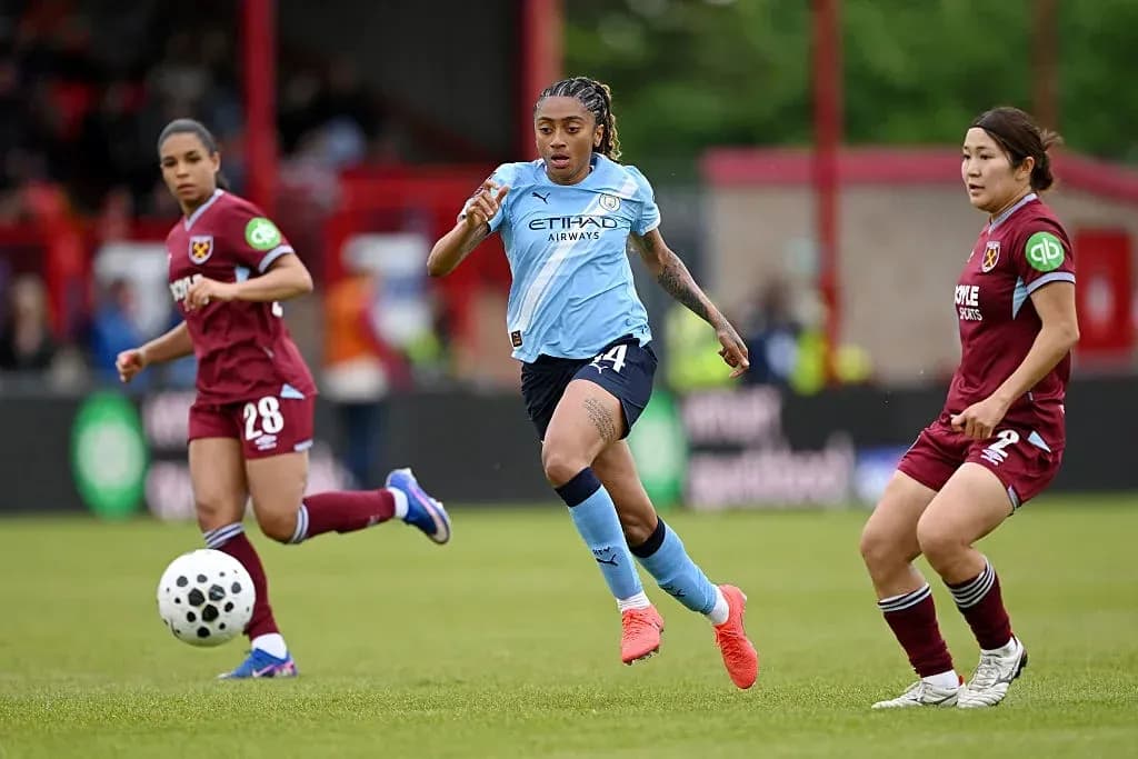 Player from Manchester City dribbling the ball Player from Manchester City dribbling the ball
