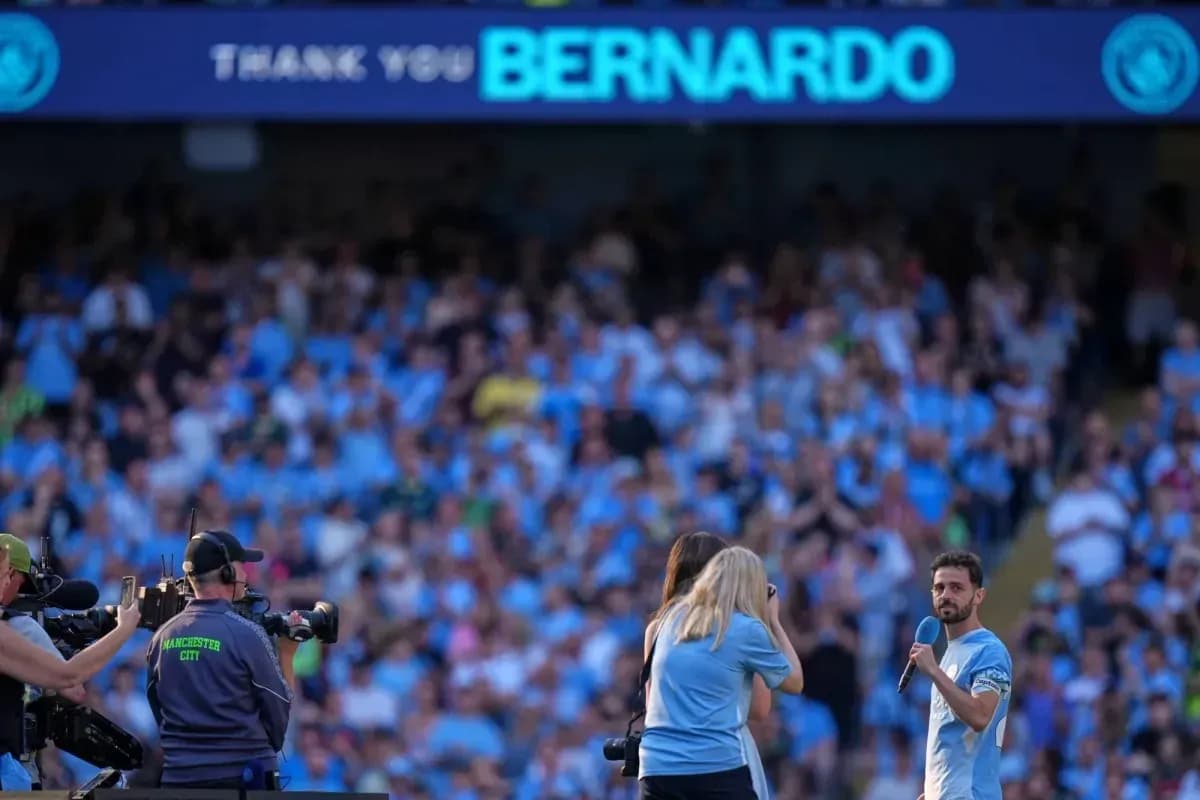 Bernardo Silva speaking to fans during tribute event Bernardo Silva speaking to fans during tribute event