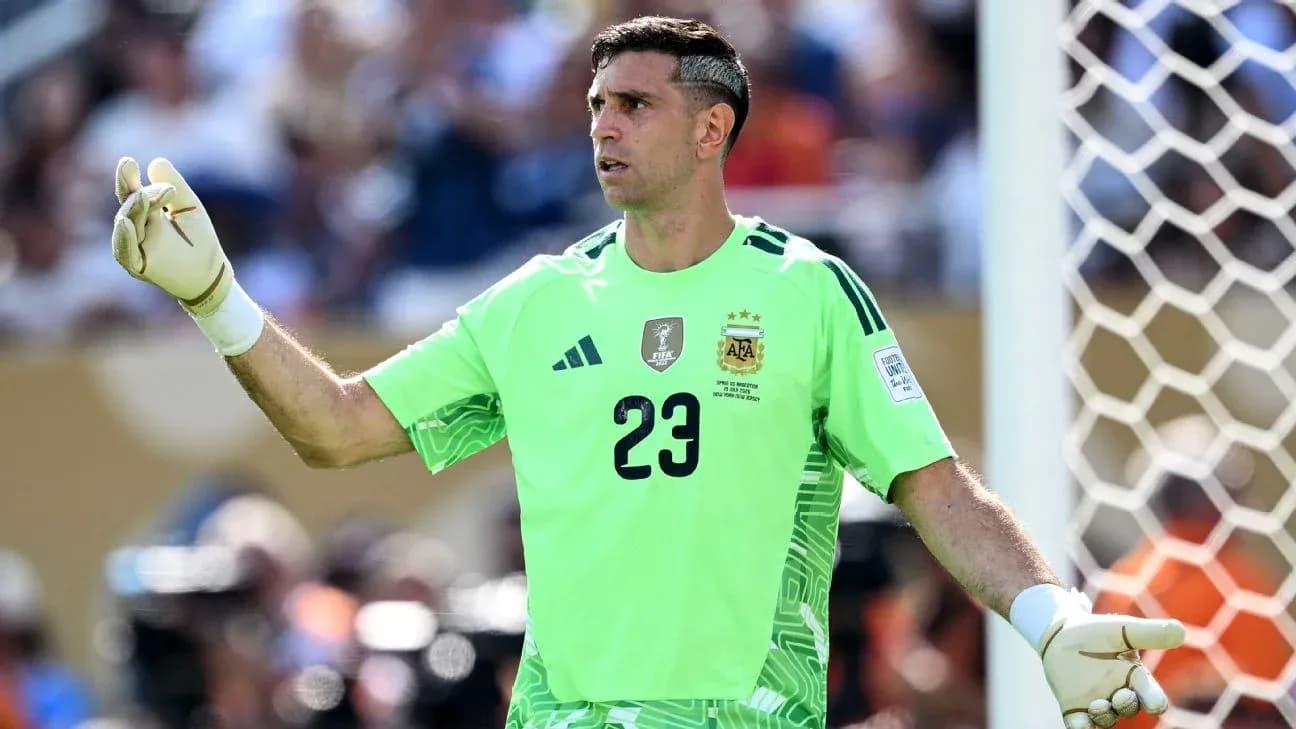 Goalkeeper in green kit gesturing during match Goalkeeper in green kit gesturing during match