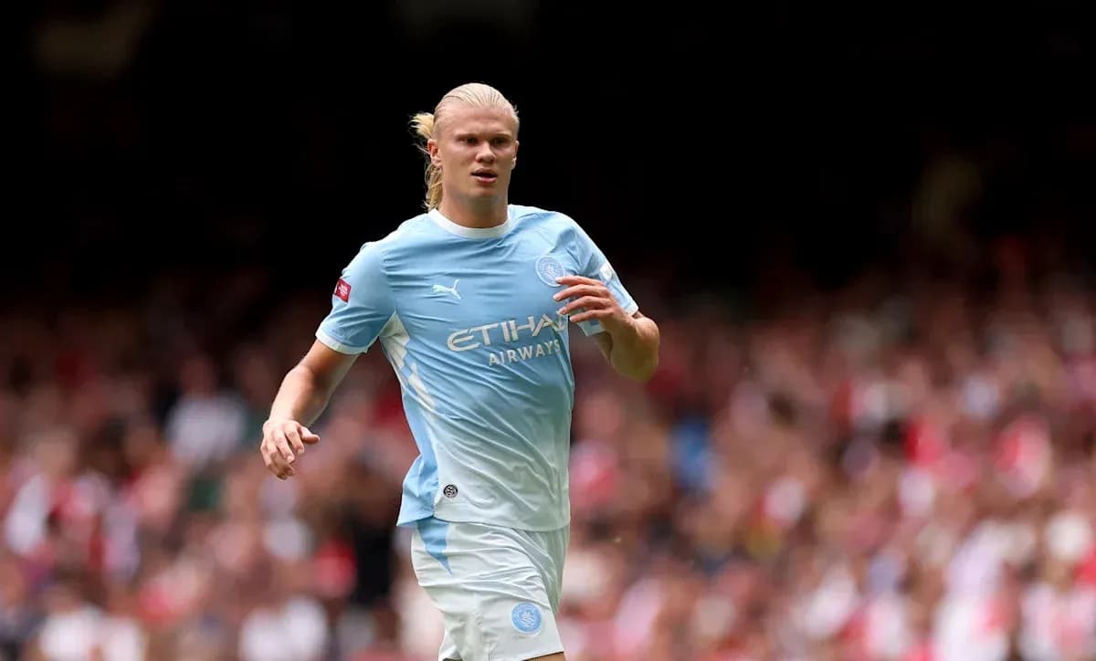 Player in light blue jersey running on the pitch Player in light blue jersey running on the pitch