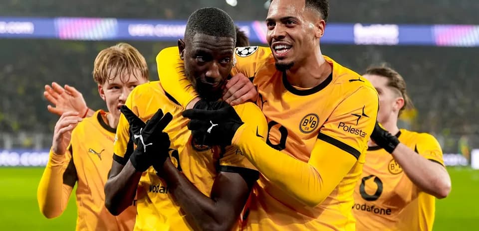 Borussia Dortmund players celebrating a goal Borussia Dortmund players celebrating a goal