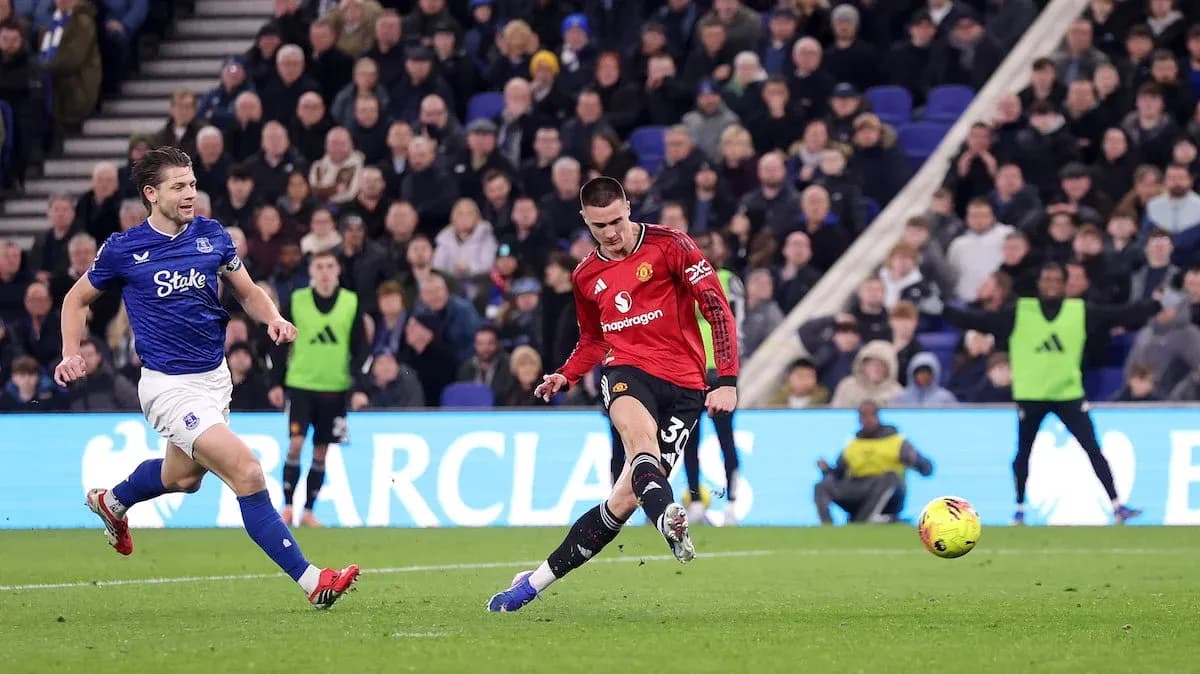 Everton player challenges Manchester United striker Everton player challenges Manchester United striker