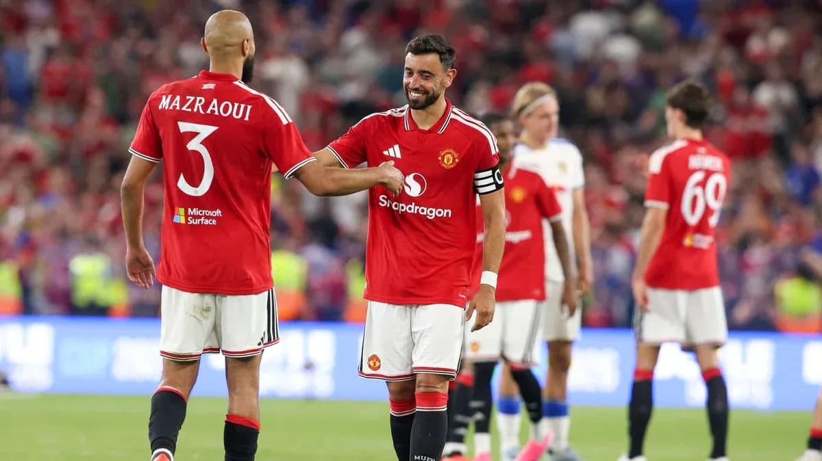 Bruno Fernandes and Mazraoui interacting on pitch Bruno Fernandes and Mazraoui interacting on pitch