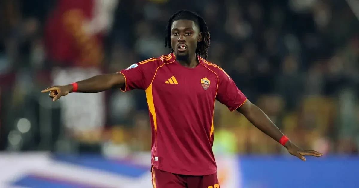 Player gesturing during match in Roma kit Player gesturing during match in Roma kit