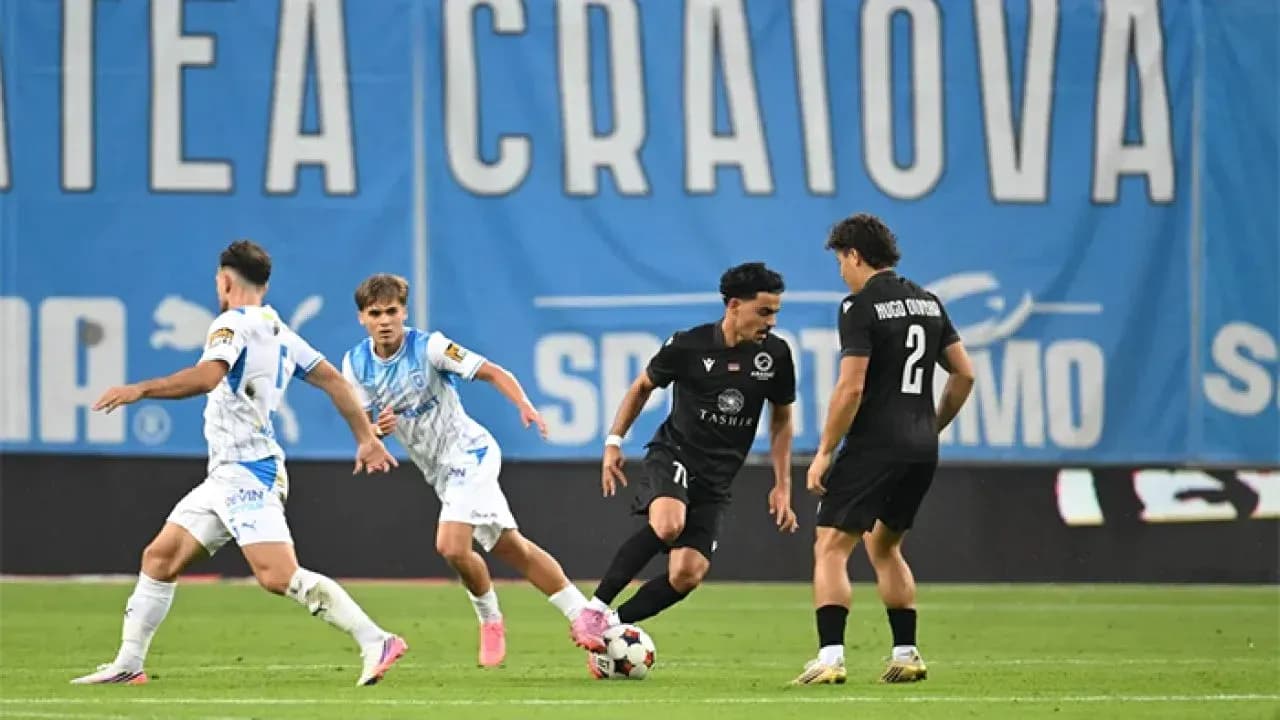 Players competing during Ararat-Armenia vs Craiova match Players competing during Ararat-Armenia vs Craiova match