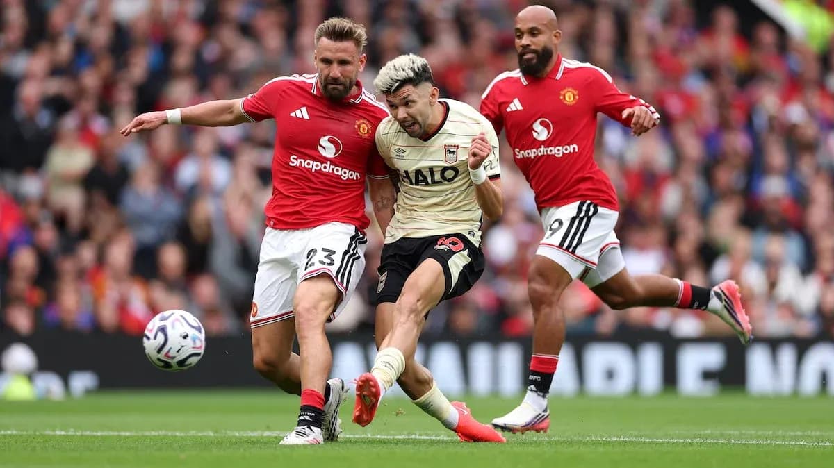 Manchester United players challenging Ipswich attacker Manchester United players challenging Ipswich attacker