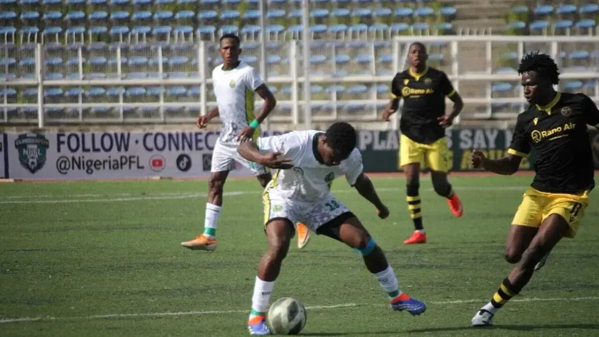 Player dribbling during Enugu Rangers match Player dribbling during Enugu Rangers match